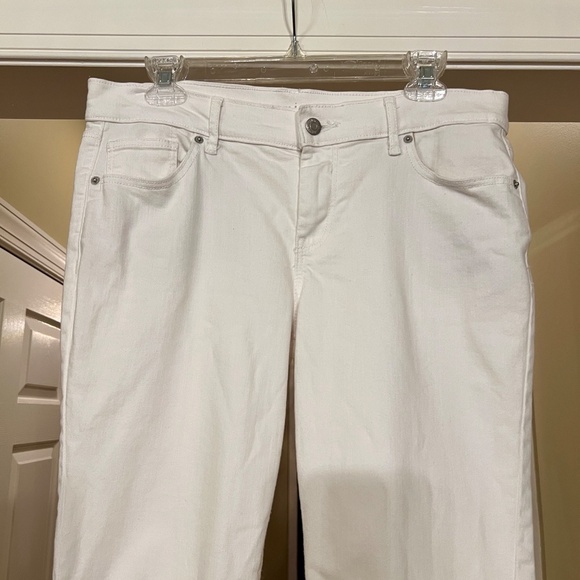 EUC Women's Old Navy Mid-Rise Flare Cropped Frayed White Jeans Size 10 Short - Picture 2 of 5